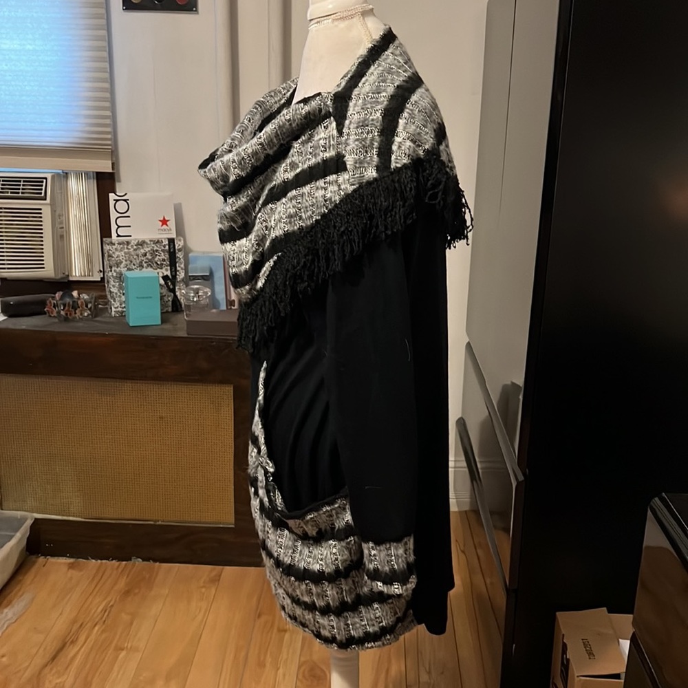 Oversized black sweater with black and grey stripes and fringe - Picture 4 of 5